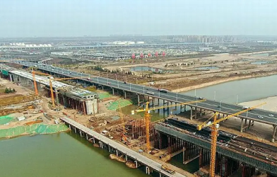 泾渭河特大桥使用华体会钢厂高端桥梁钢板万余吨